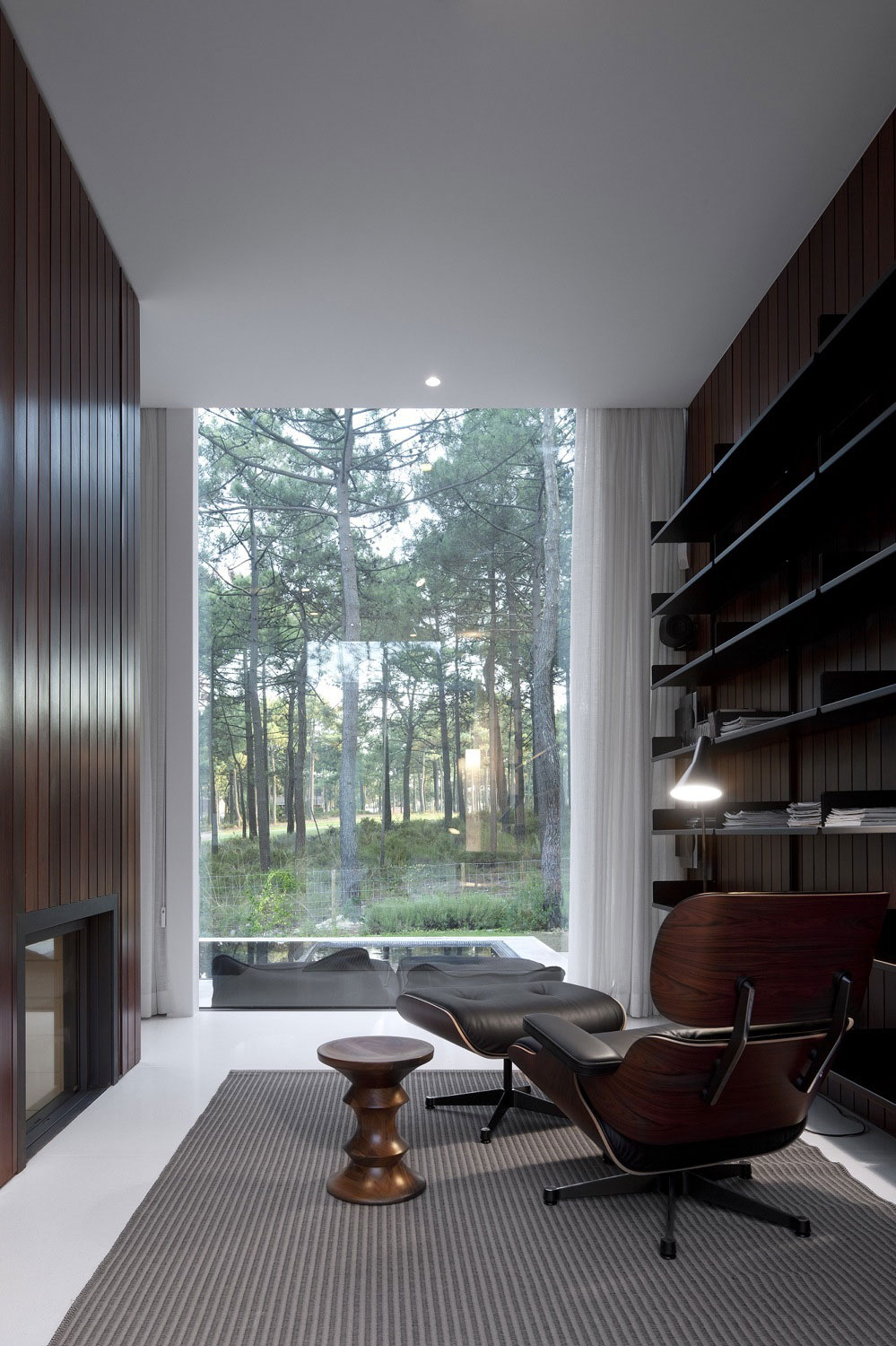 An Elegant Modern U-Shaped House in a Dense Pine Forest in Aroeira, Portugal by ColectivArquitectura (19)