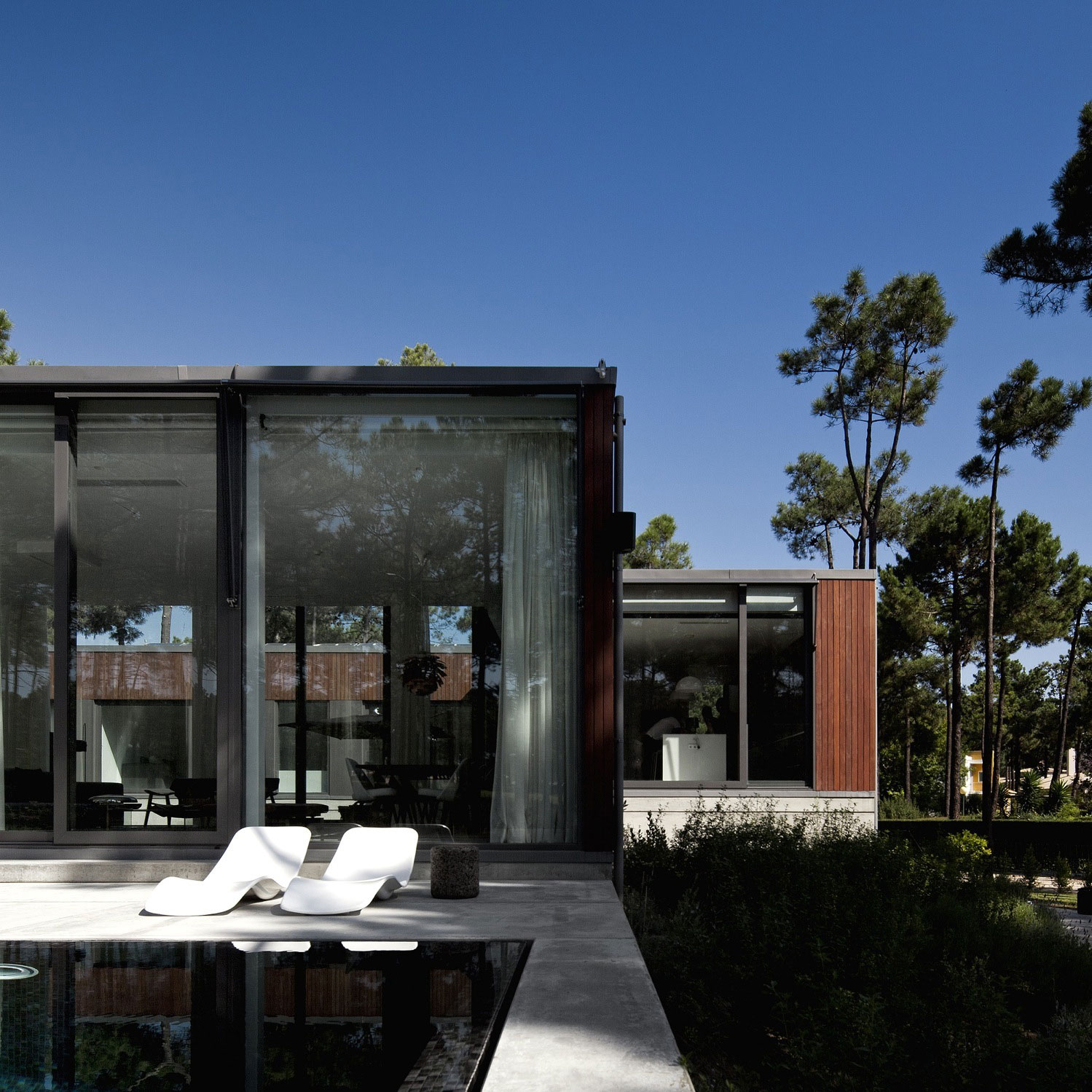 An Elegant Modern U-Shaped House in a Dense Pine Forest in Aroeira, Portugal by ColectivArquitectura (2)