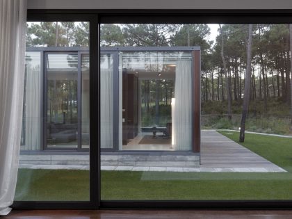 An Elegant Modern U-Shaped House in a Dense Pine Forest in Aroeira, Portugal by ColectivArquitectura (20)