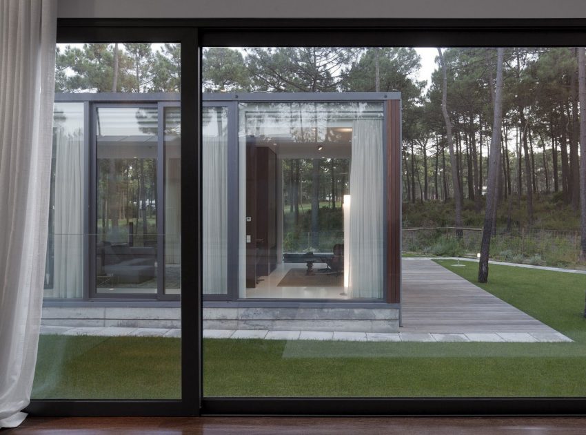 An Elegant Modern U-Shaped House in a Dense Pine Forest in Aroeira, Portugal by ColectivArquitectura (20)