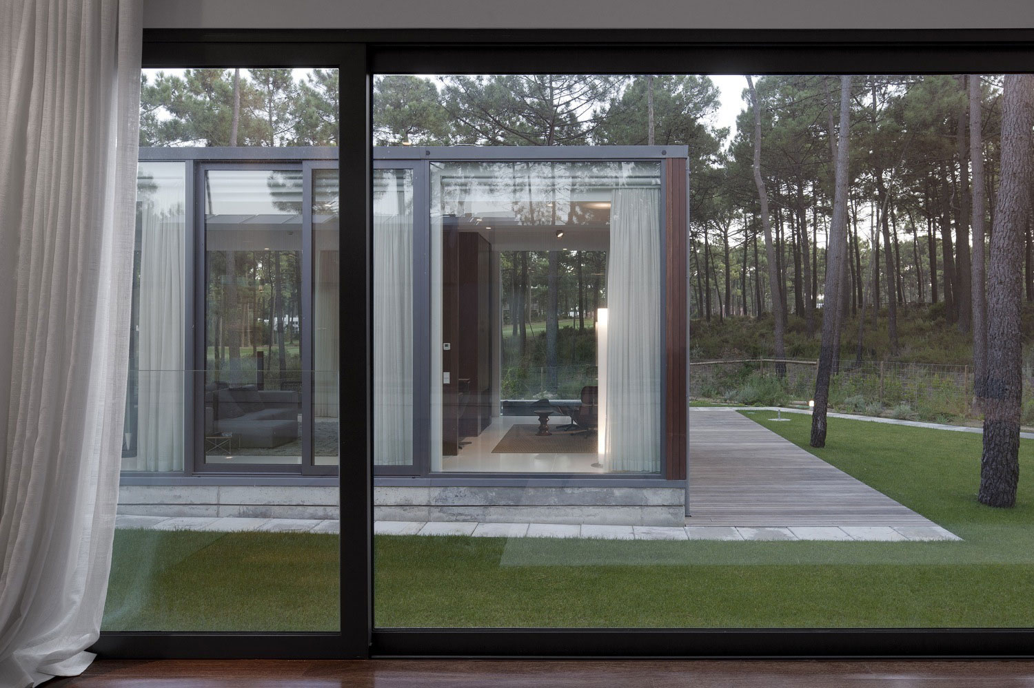 An Elegant Modern U-Shaped House in a Dense Pine Forest in Aroeira, Portugal by ColectivArquitectura (20)