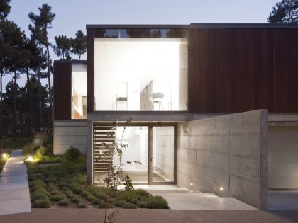 An Elegant Modern U-Shaped House in a Dense Pine Forest in Aroeira, Portugal by ColectivArquitectura (21)
