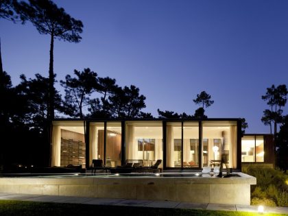 An Elegant Modern U-Shaped House in a Dense Pine Forest in Aroeira, Portugal by ColectivArquitectura (22)