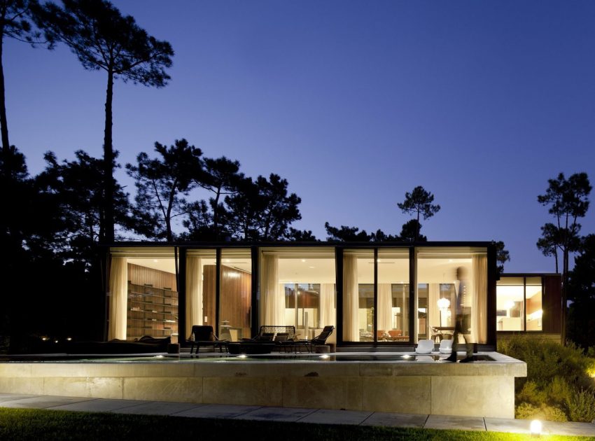 An Elegant Modern U-Shaped House in a Dense Pine Forest in Aroeira, Portugal by ColectivArquitectura (22)