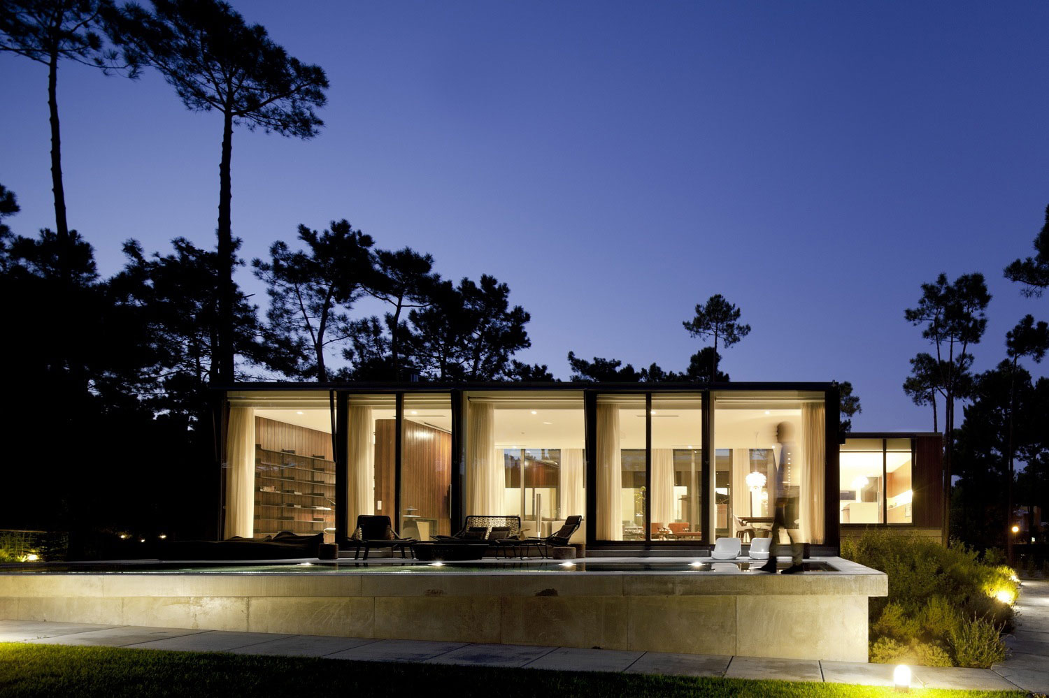 An Elegant Modern U-Shaped House in a Dense Pine Forest in Aroeira, Portugal by ColectivArquitectura (22)