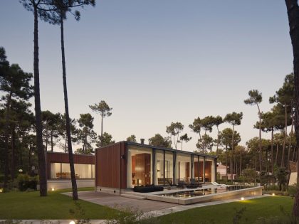 An Elegant Modern U-Shaped House in a Dense Pine Forest in Aroeira, Portugal by ColectivArquitectura (23)