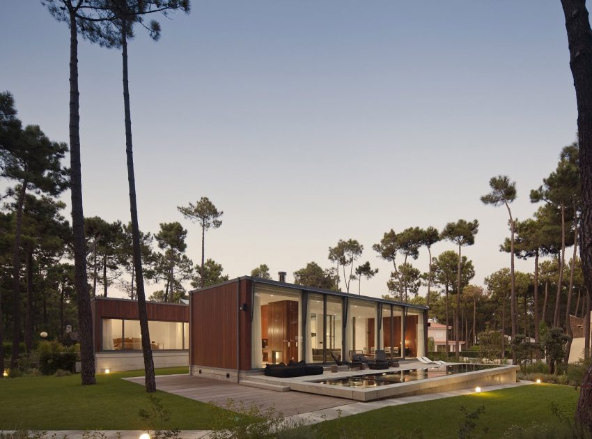 An Elegant Modern U-Shaped House in a Dense Pine Forest in Aroeira, Portugal by ColectivArquitectura (23)