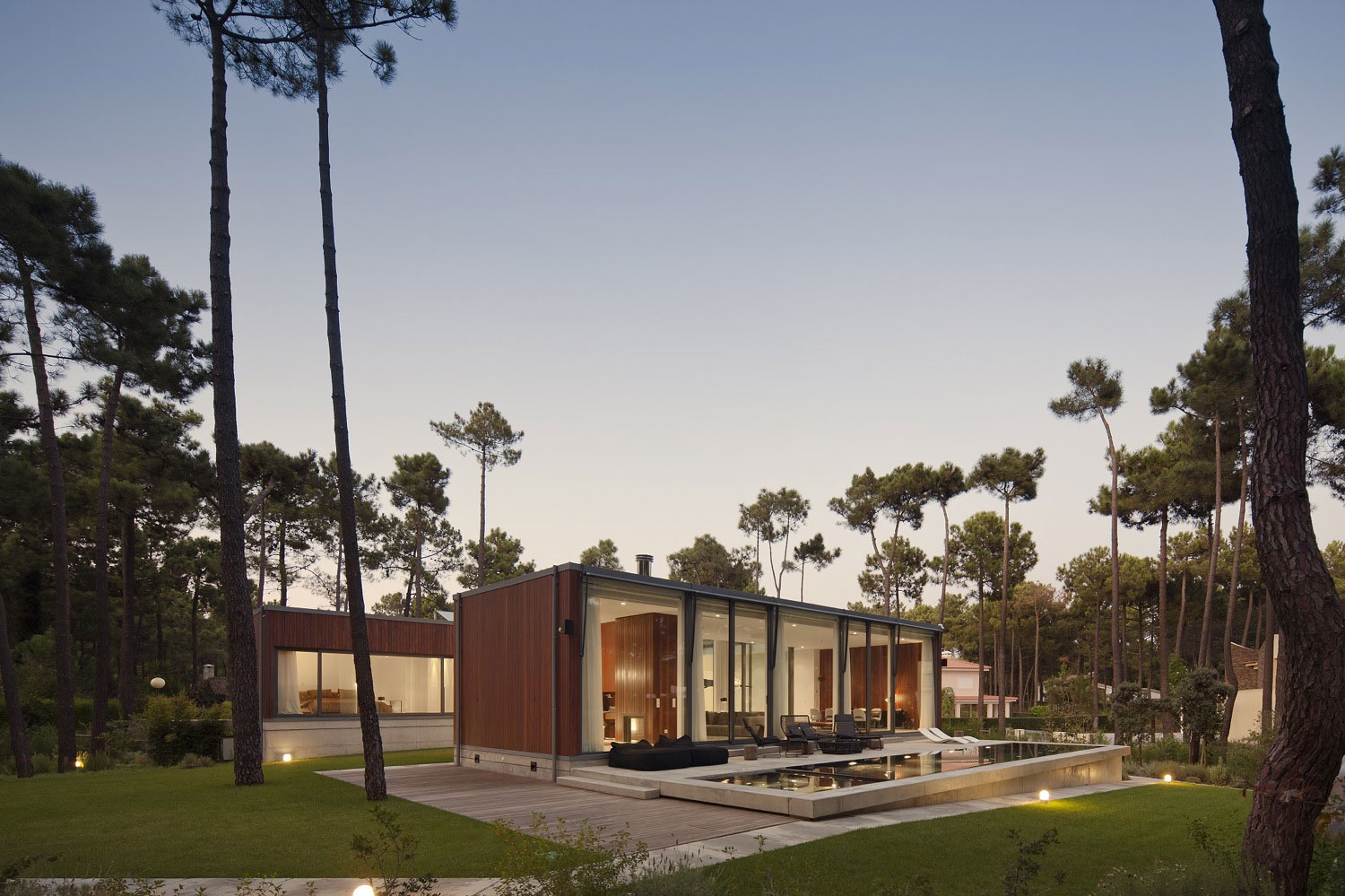 An Elegant Modern U-Shaped House in a Dense Pine Forest in Aroeira, Portugal by ColectivArquitectura (23)