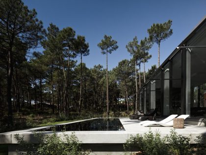 An Elegant Modern U-Shaped House in a Dense Pine Forest in Aroeira, Portugal by ColectivArquitectura (3)