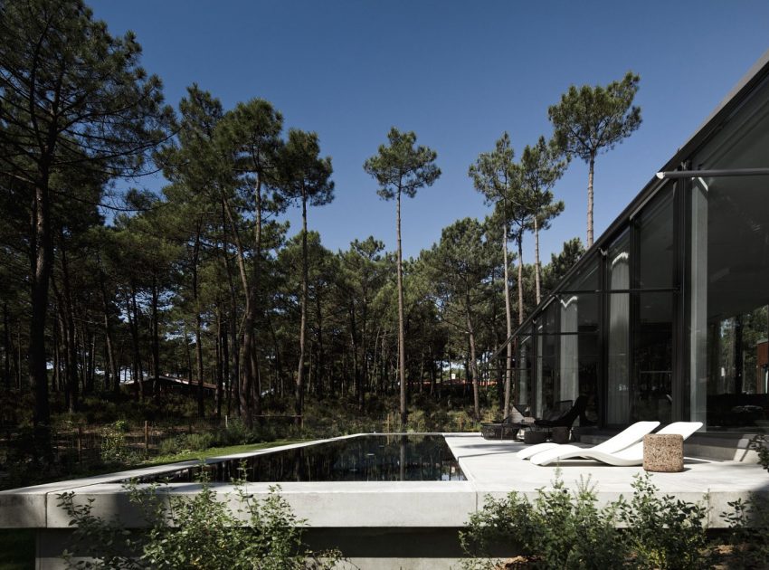 An Elegant Modern U-Shaped House in a Dense Pine Forest in Aroeira, Portugal by ColectivArquitectura (3)