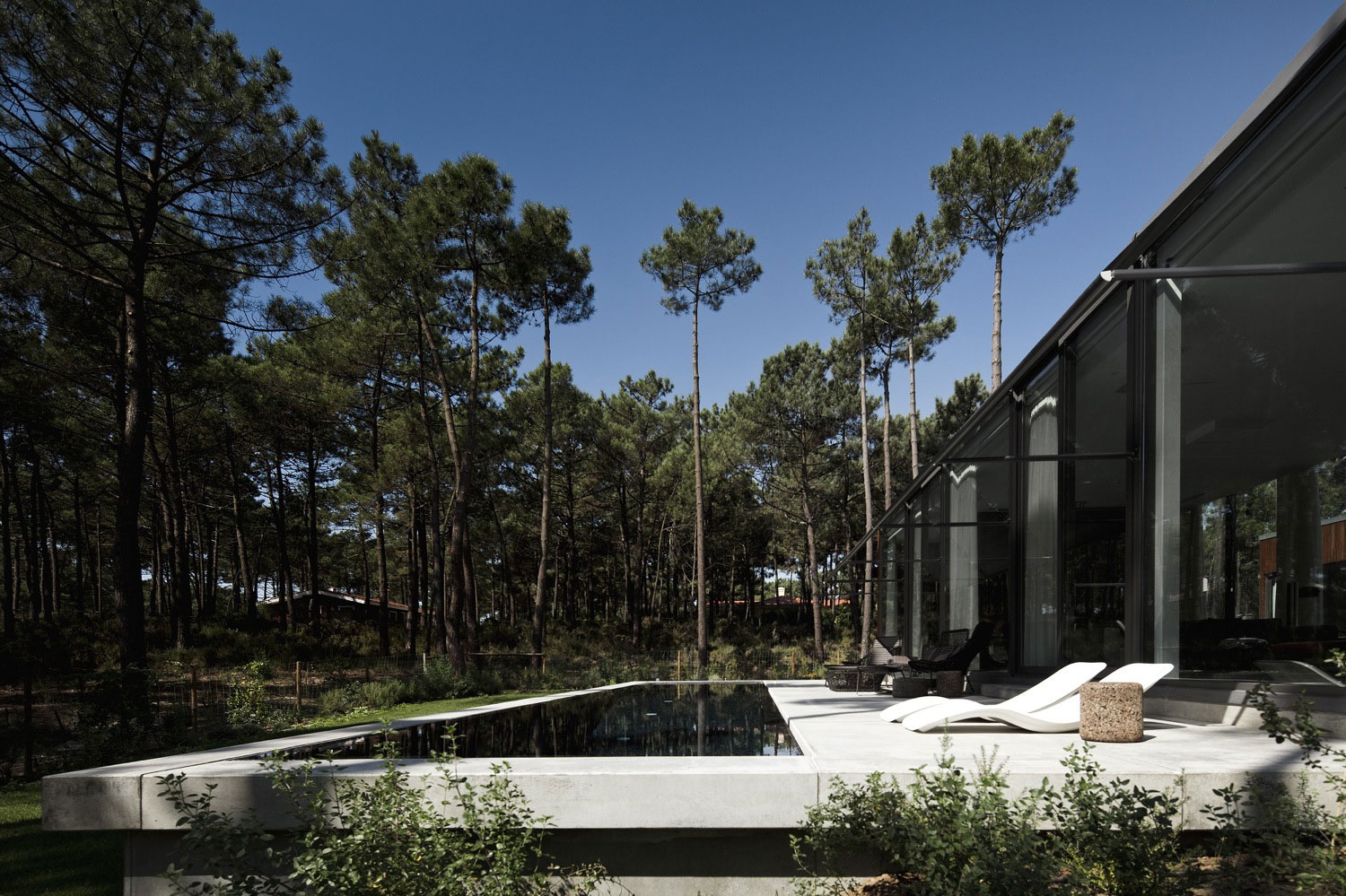An Elegant Modern U-Shaped House in a Dense Pine Forest in Aroeira, Portugal by ColectivArquitectura (3)