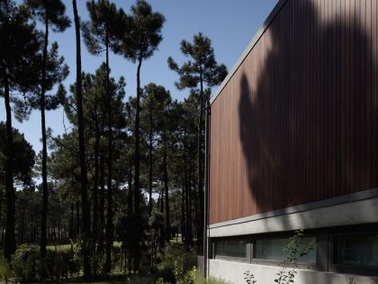 An Elegant Modern U-Shaped House in a Dense Pine Forest in Aroeira, Portugal by ColectivArquitectura (5)