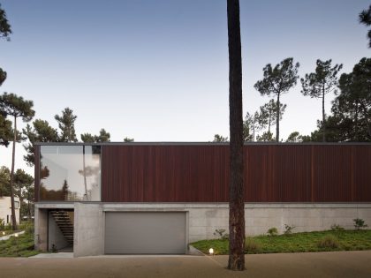 An Elegant Modern U-Shaped House in a Dense Pine Forest in Aroeira, Portugal by ColectivArquitectura (6)