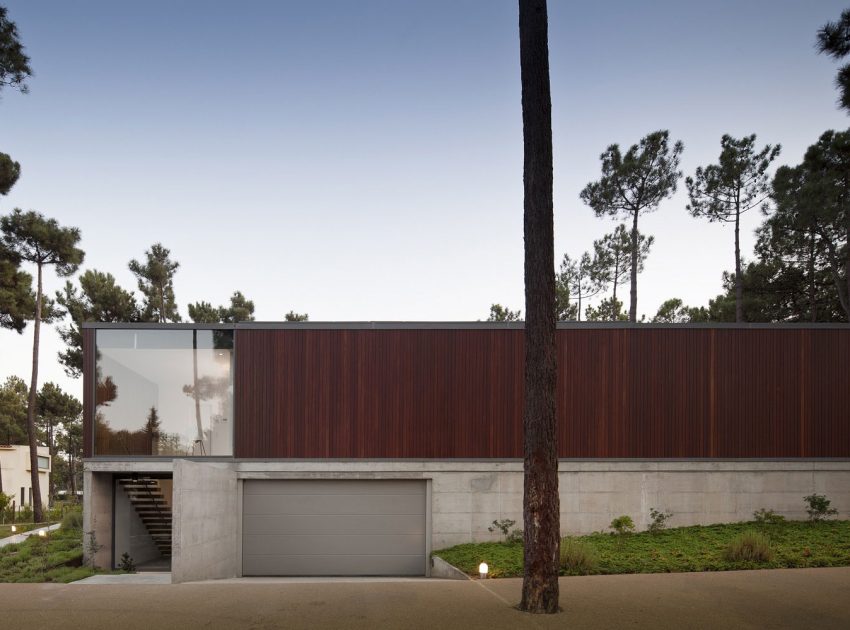 An Elegant Modern U-Shaped House in a Dense Pine Forest in Aroeira, Portugal by ColectivArquitectura (6)