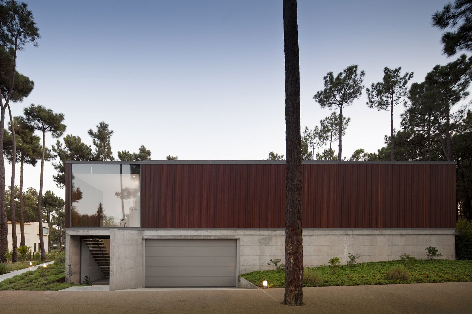 An Elegant Modern U-Shaped House in a Dense Pine Forest in Aroeira, Portugal by ColectivArquitectura (6)