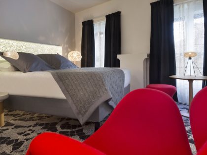 An Elegant and Chic Modern Hotel with Vibrant Interior in Paris by Peyroux & Thisy (24)