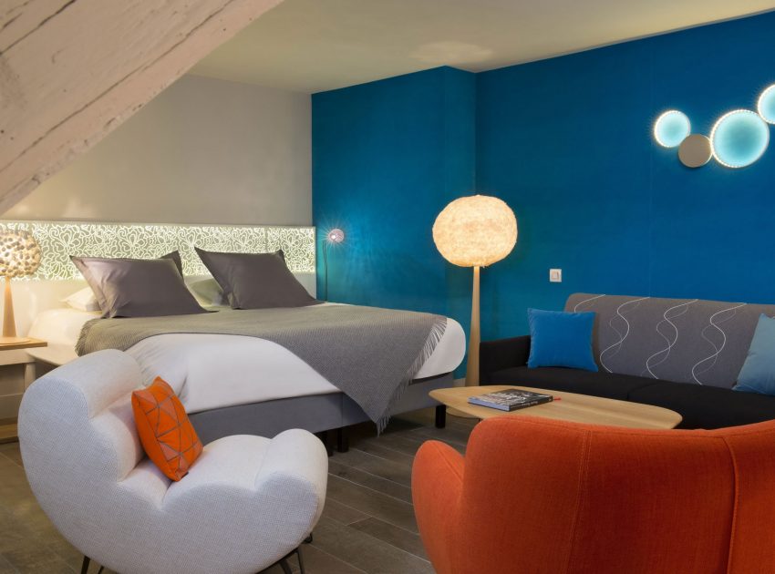 An Elegant and Chic Modern Hotel with Vibrant Interior in Paris by Peyroux & Thisy (36)