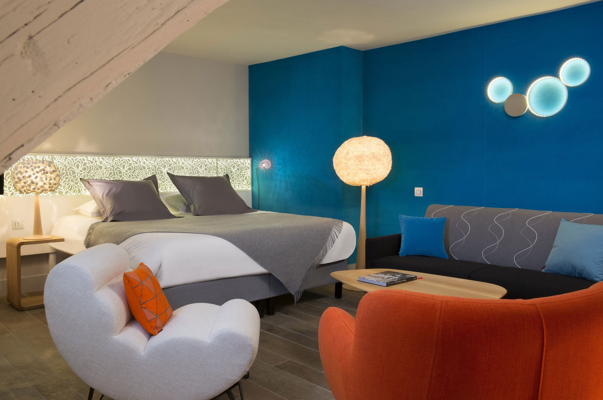 An Elegant and Chic Modern Hotel with Vibrant Interior in Paris by Peyroux & Thisy (36)