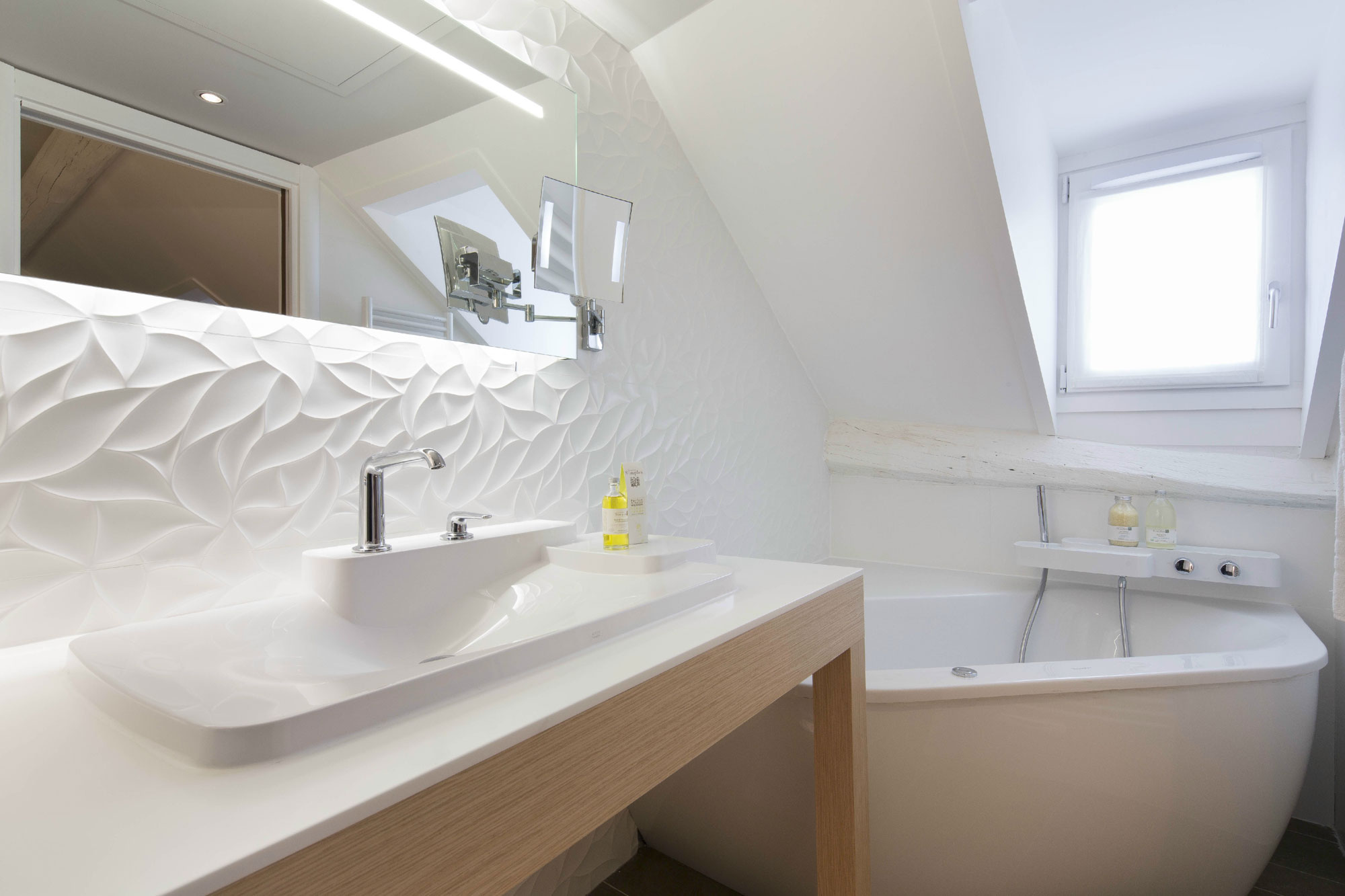 An Elegant and Chic Modern Hotel with Vibrant Interior in Paris by Peyroux & Thisy (38)