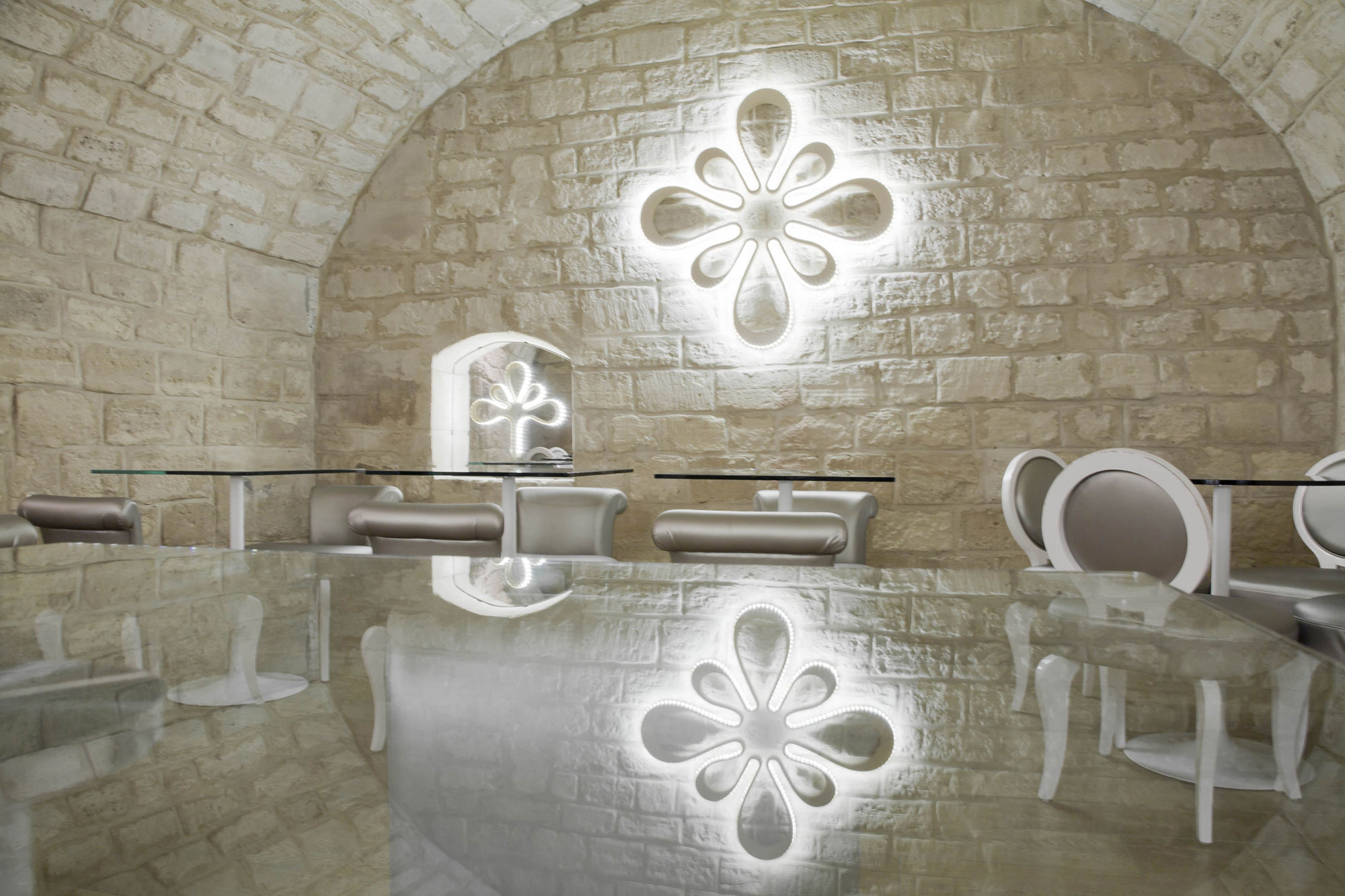 An Elegant and Chic Modern Hotel with Vibrant Interior in Paris by Peyroux & Thisy (40)