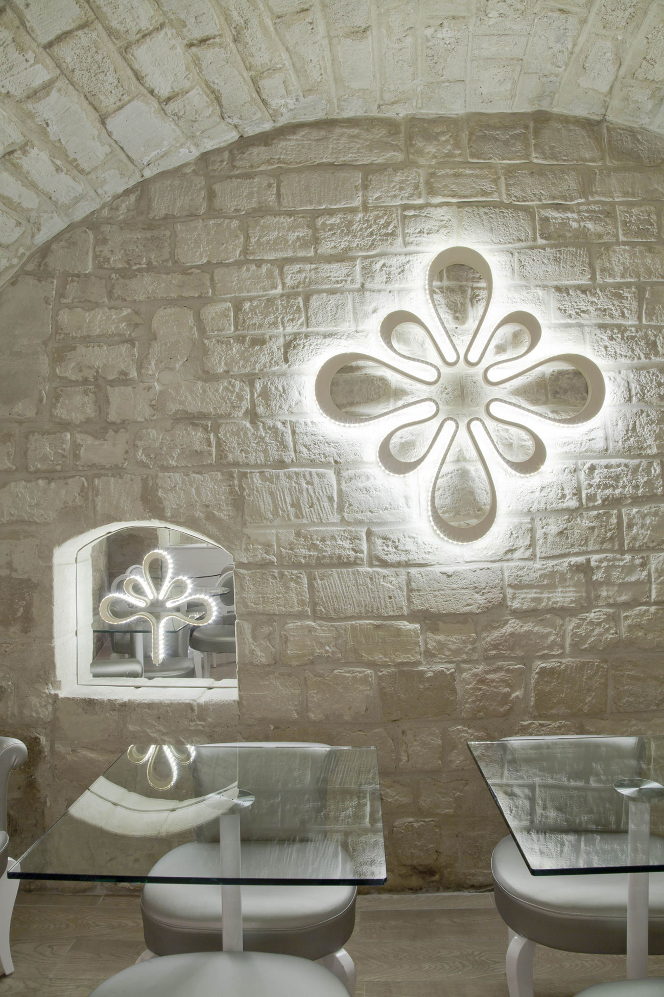 An Elegant and Chic Modern Hotel with Vibrant Interior in Paris by Peyroux & Thisy (41)