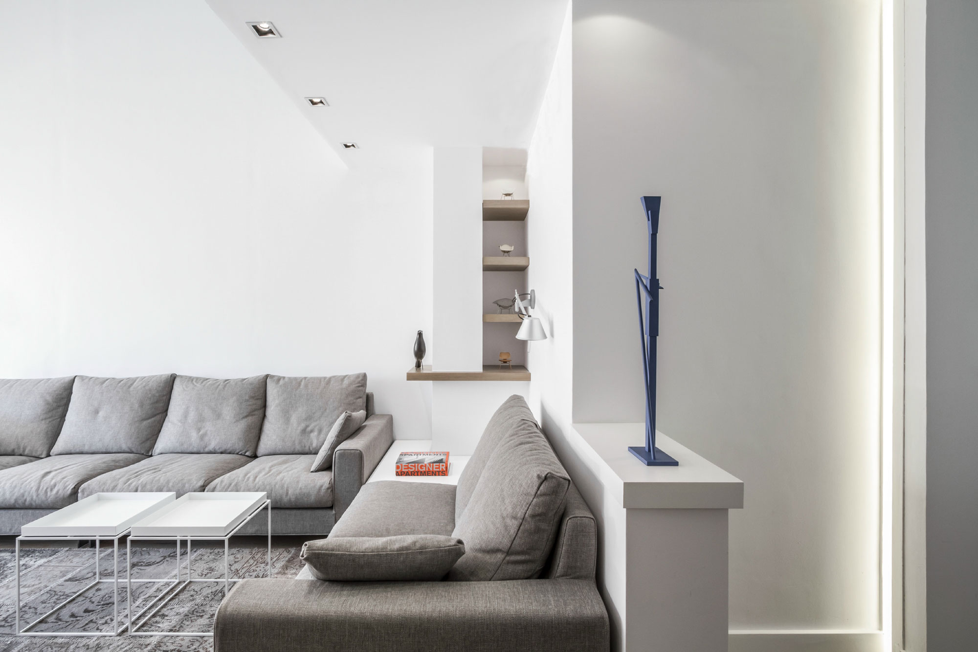 An Elegant and Comfortable Penthouse with Airy Interiors in Valencia, Spain by Hernández Arquitectos (1)