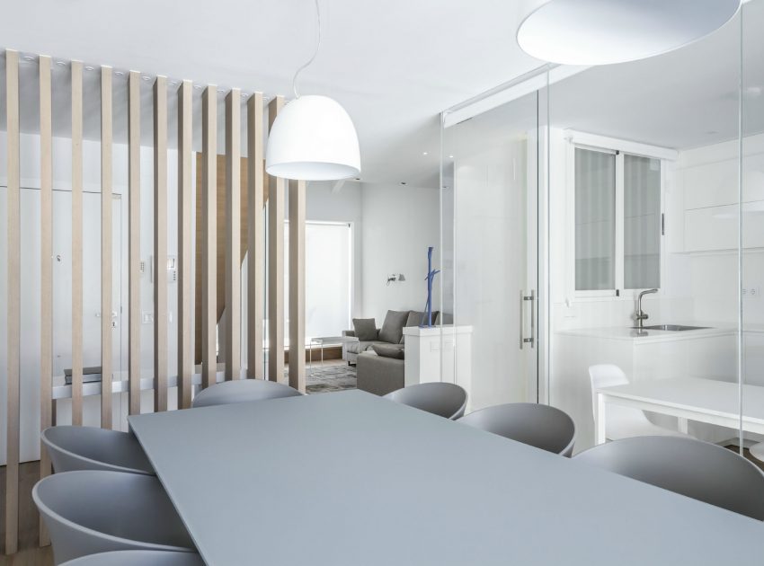 An Elegant and Comfortable Penthouse with Airy Interiors in Valencia, Spain by Hernández Arquitectos (10)