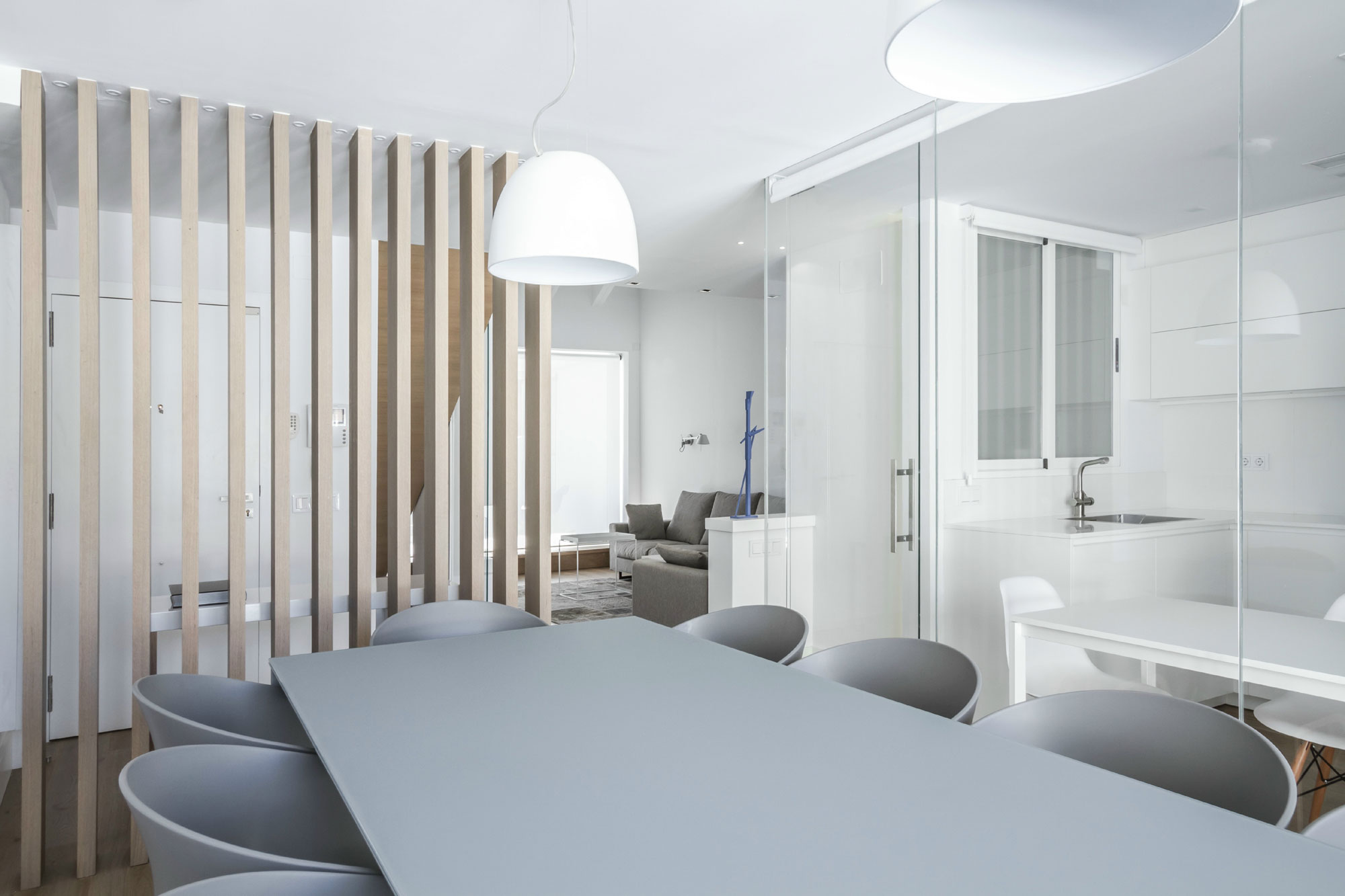 An Elegant and Comfortable Penthouse with Airy Interiors in Valencia, Spain by Hernández Arquitectos (10)