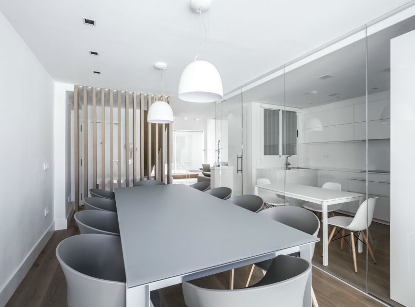 An Elegant and Comfortable Penthouse with Airy Interiors in Valencia, Spain by Hernández Arquitectos (11)