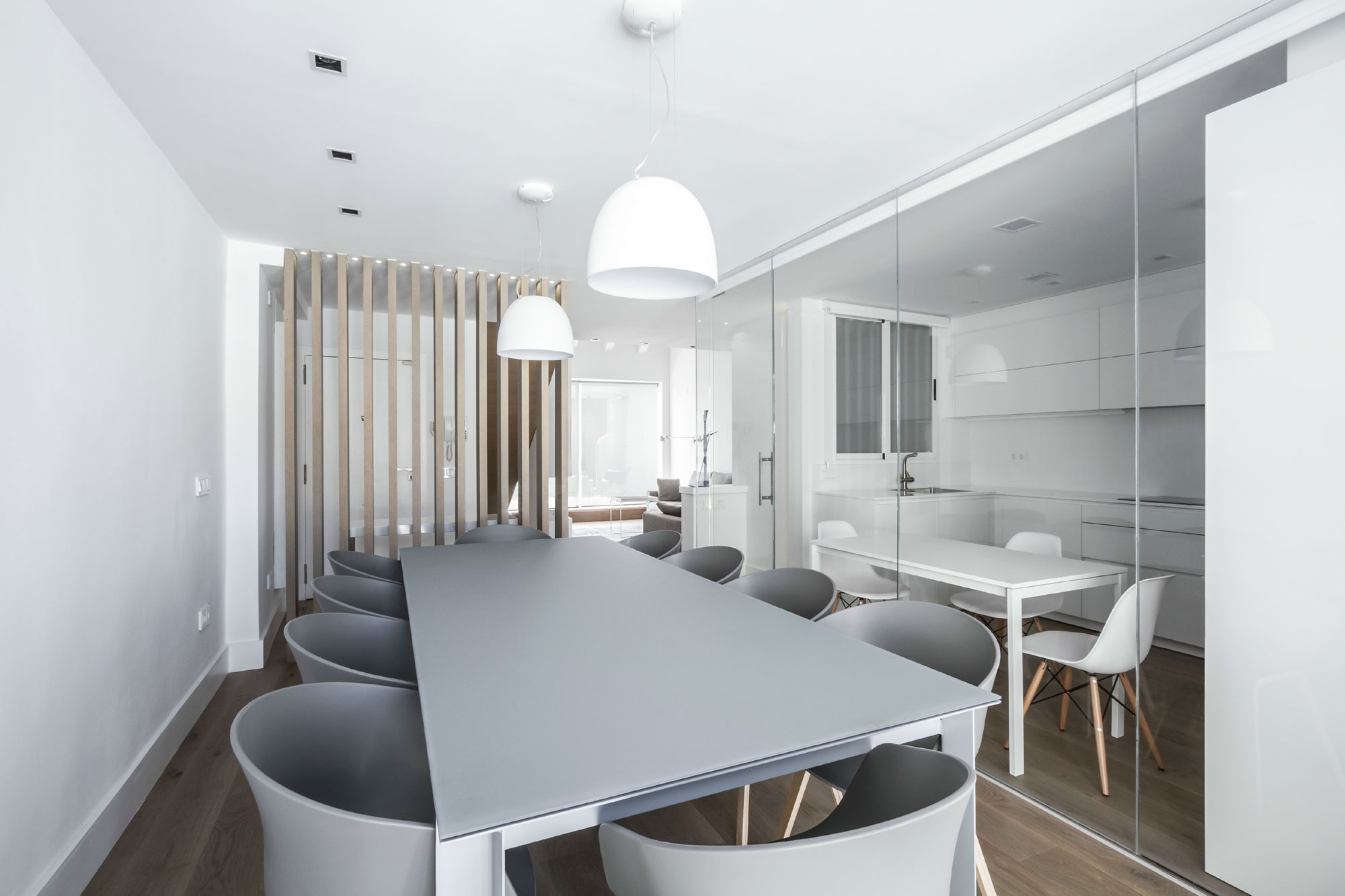 An Elegant and Comfortable Penthouse with Airy Interiors in Valencia, Spain by Hernández Arquitectos (11)