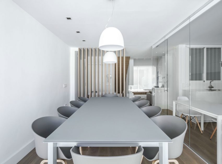 An Elegant and Comfortable Penthouse with Airy Interiors in Valencia, Spain by Hernández Arquitectos (13)