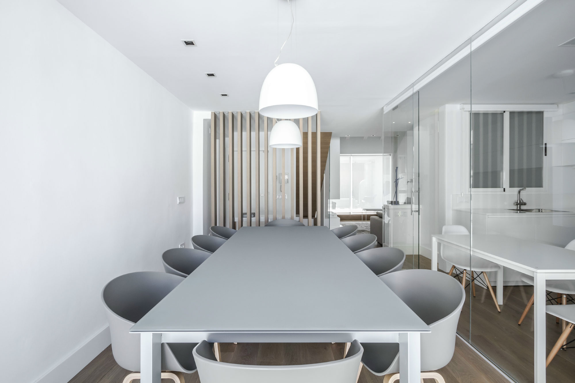 An Elegant and Comfortable Penthouse with Airy Interiors in Valencia, Spain by Hernández Arquitectos (13)