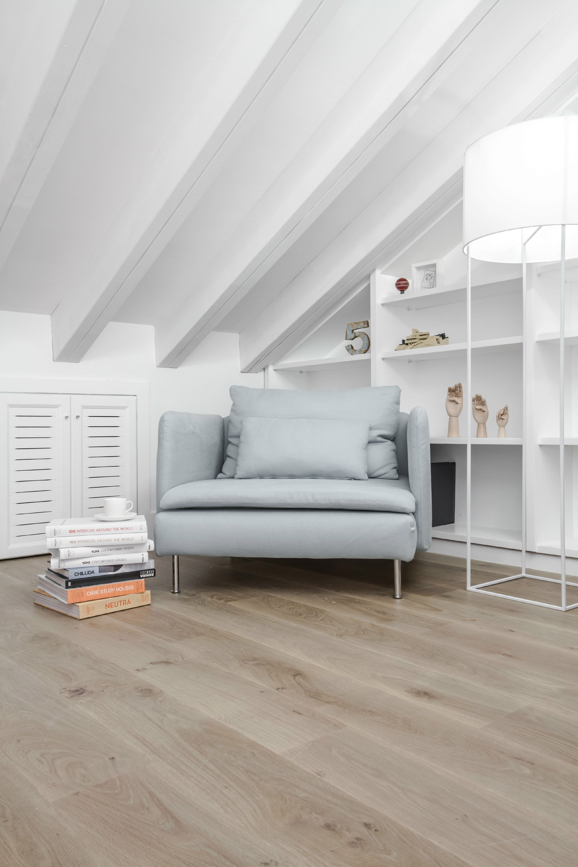 An Elegant and Comfortable Penthouse with Airy Interiors in Valencia, Spain by Hernández Arquitectos (14)