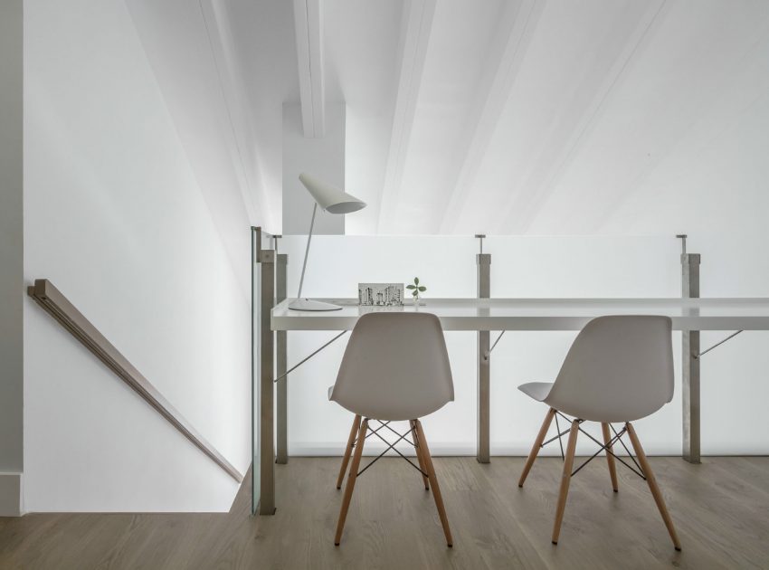 An Elegant and Comfortable Penthouse with Airy Interiors in Valencia, Spain by Hernández Arquitectos (15)