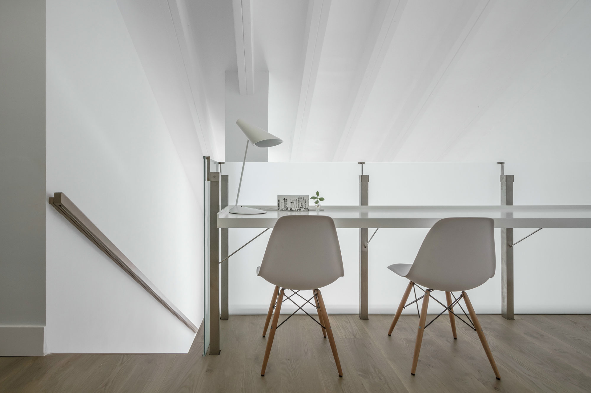 An Elegant and Comfortable Penthouse with Airy Interiors in Valencia, Spain by Hernández Arquitectos (15)