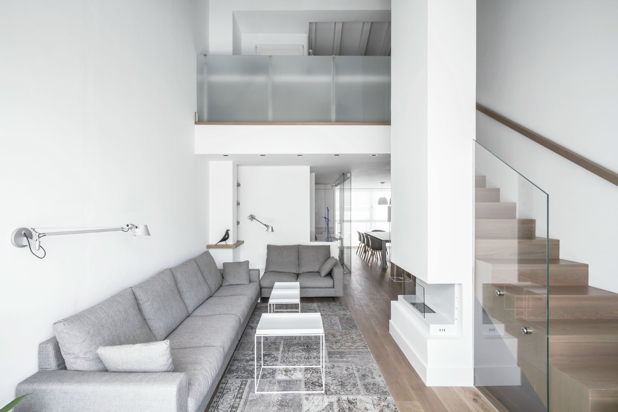 An Elegant and Comfortable Penthouse with Airy Interiors in Valencia, Spain by Hernández Arquitectos (2)