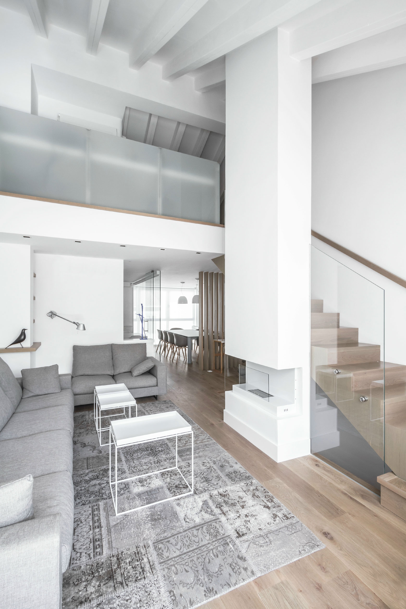 An Elegant and Comfortable Penthouse with Airy Interiors in Valencia, Spain by Hernández Arquitectos (3)