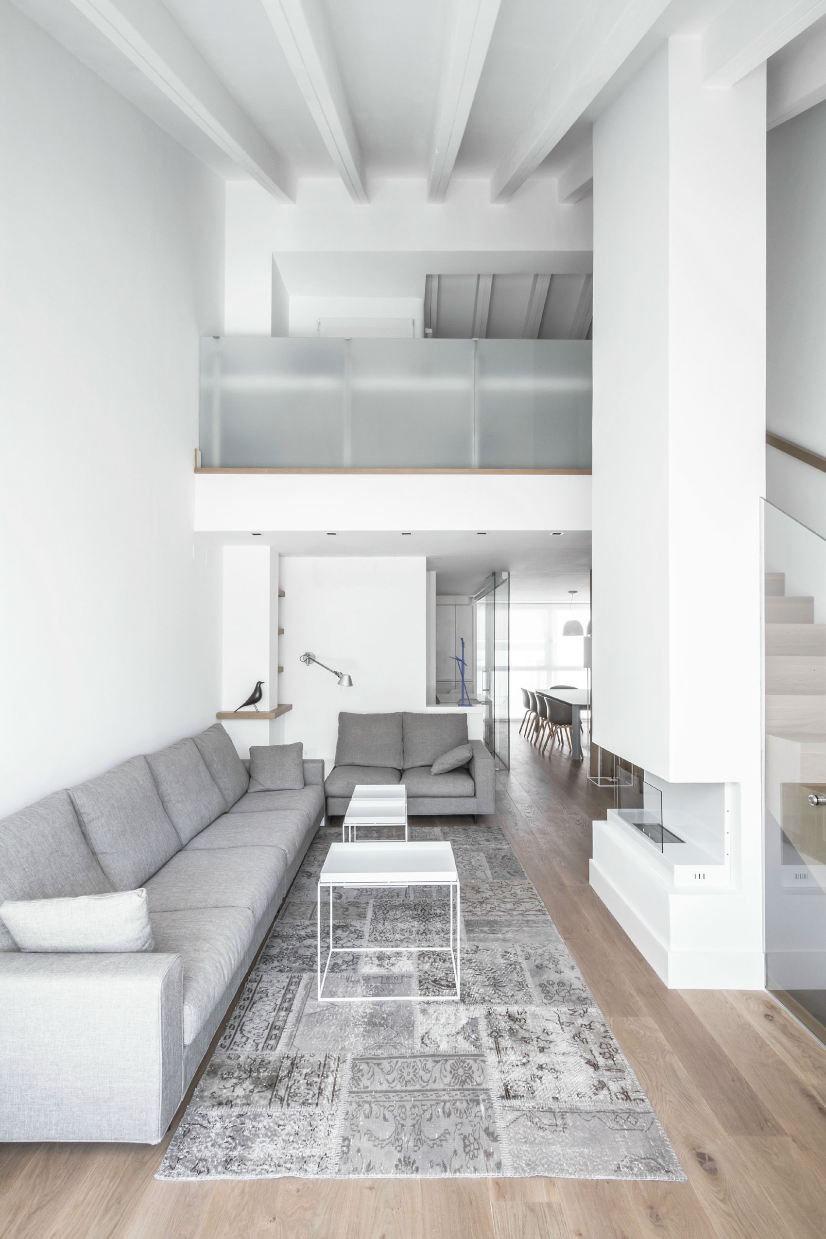 An Elegant and Comfortable Penthouse with Airy Interiors in Valencia, Spain by Hernández Arquitectos (4)