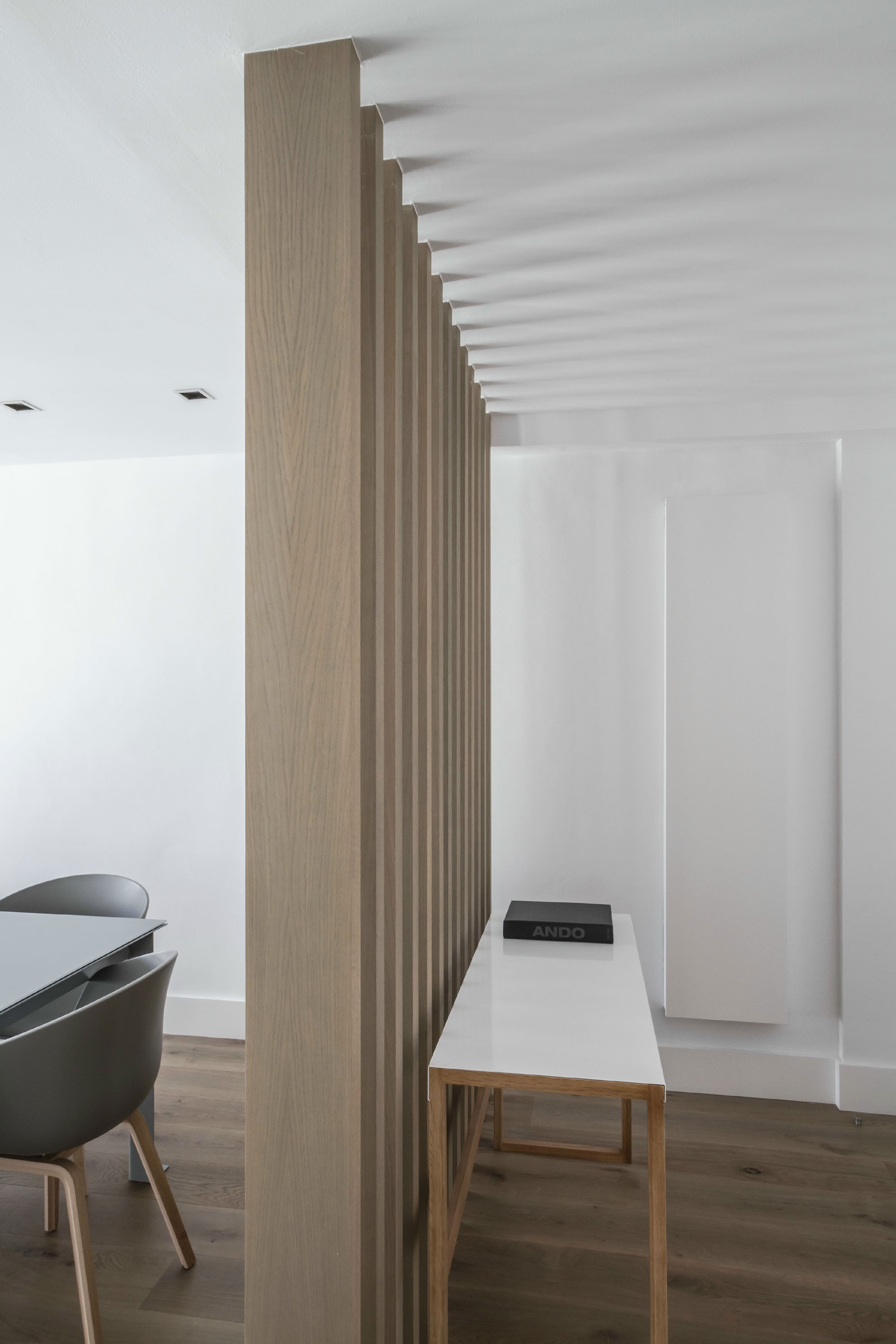 An Elegant and Comfortable Penthouse with Airy Interiors in Valencia, Spain by Hernández Arquitectos (5)