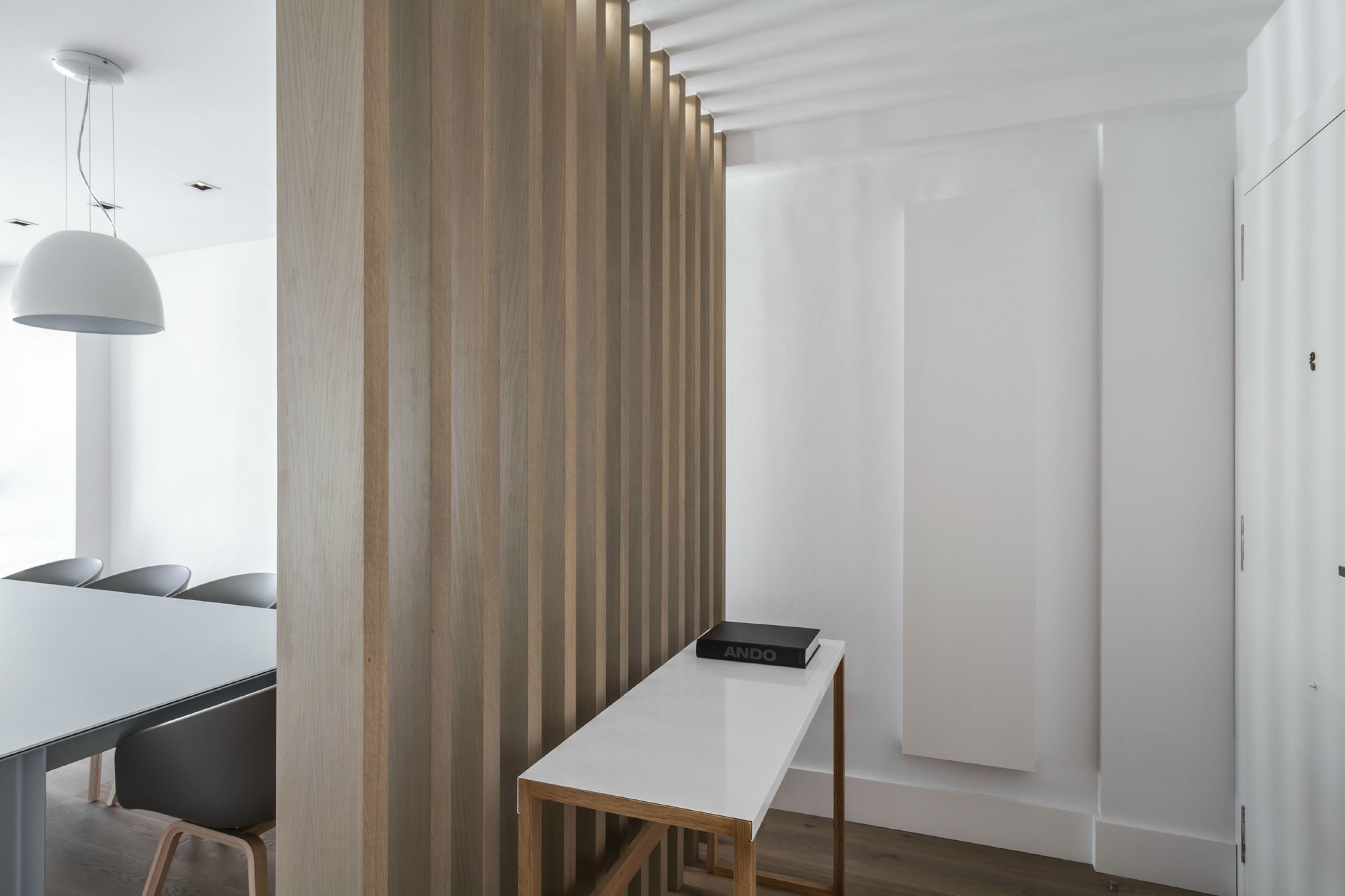 An Elegant and Comfortable Penthouse with Airy Interiors in Valencia, Spain by Hernández Arquitectos (6)