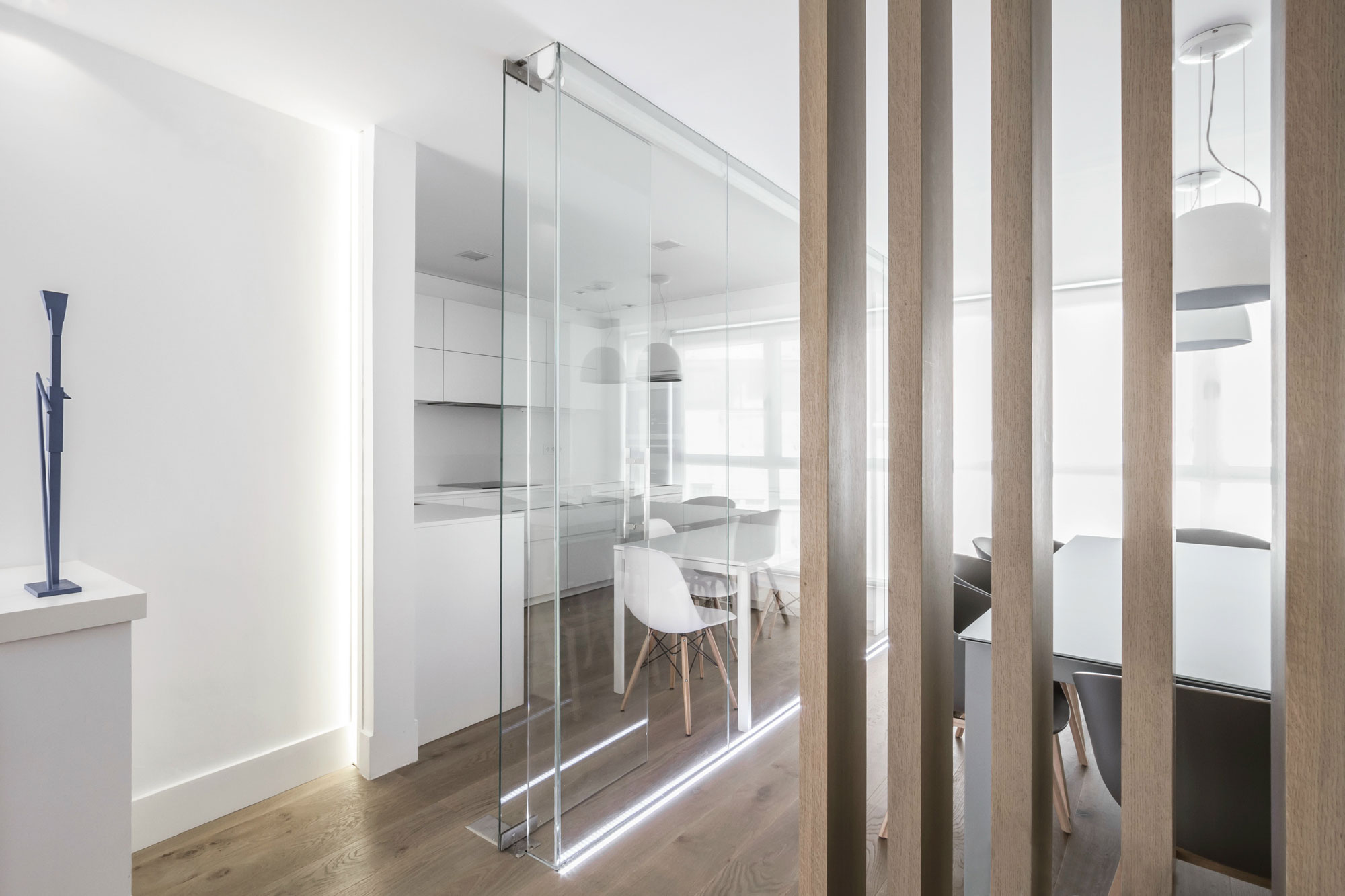 An Elegant and Comfortable Penthouse with Airy Interiors in Valencia, Spain by Hernández Arquitectos (7)