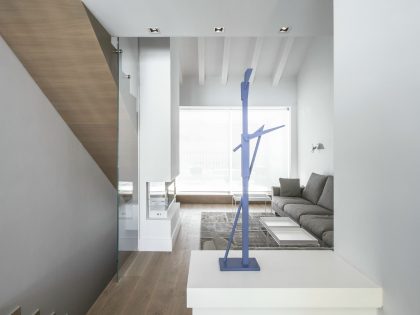 An Elegant and Comfortable Penthouse with Airy Interiors in Valencia, Spain by Hernández Arquitectos (8)