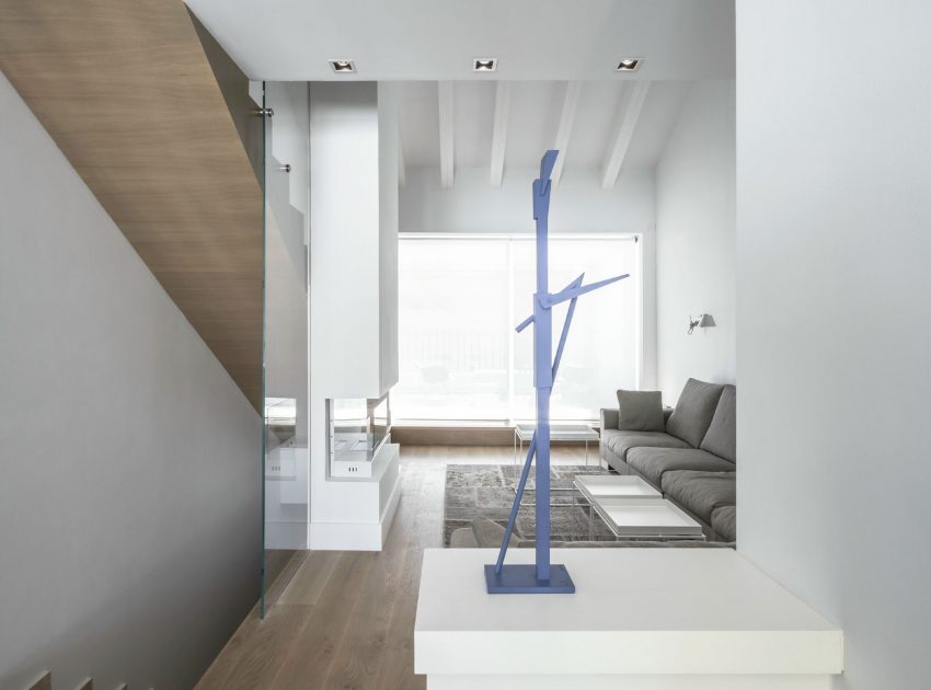 An Elegant and Comfortable Penthouse with Airy Interiors in Valencia, Spain by Hernández Arquitectos (8)