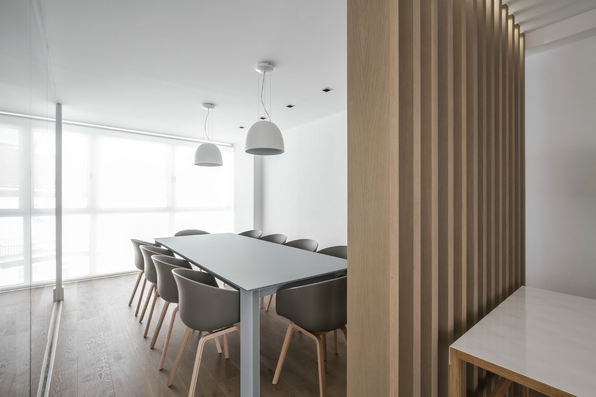 An Elegant and Comfortable Penthouse with Airy Interiors in Valencia, Spain by Hernández Arquitectos (9)