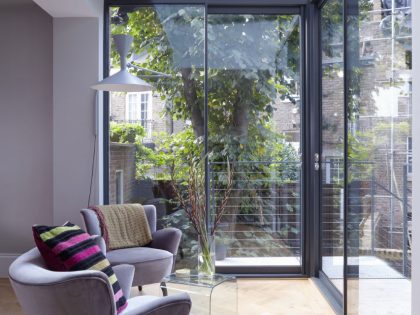 An Elegant and Dramatic House with Colorful Interiors in Fulham by Giles Pike Architects (10)