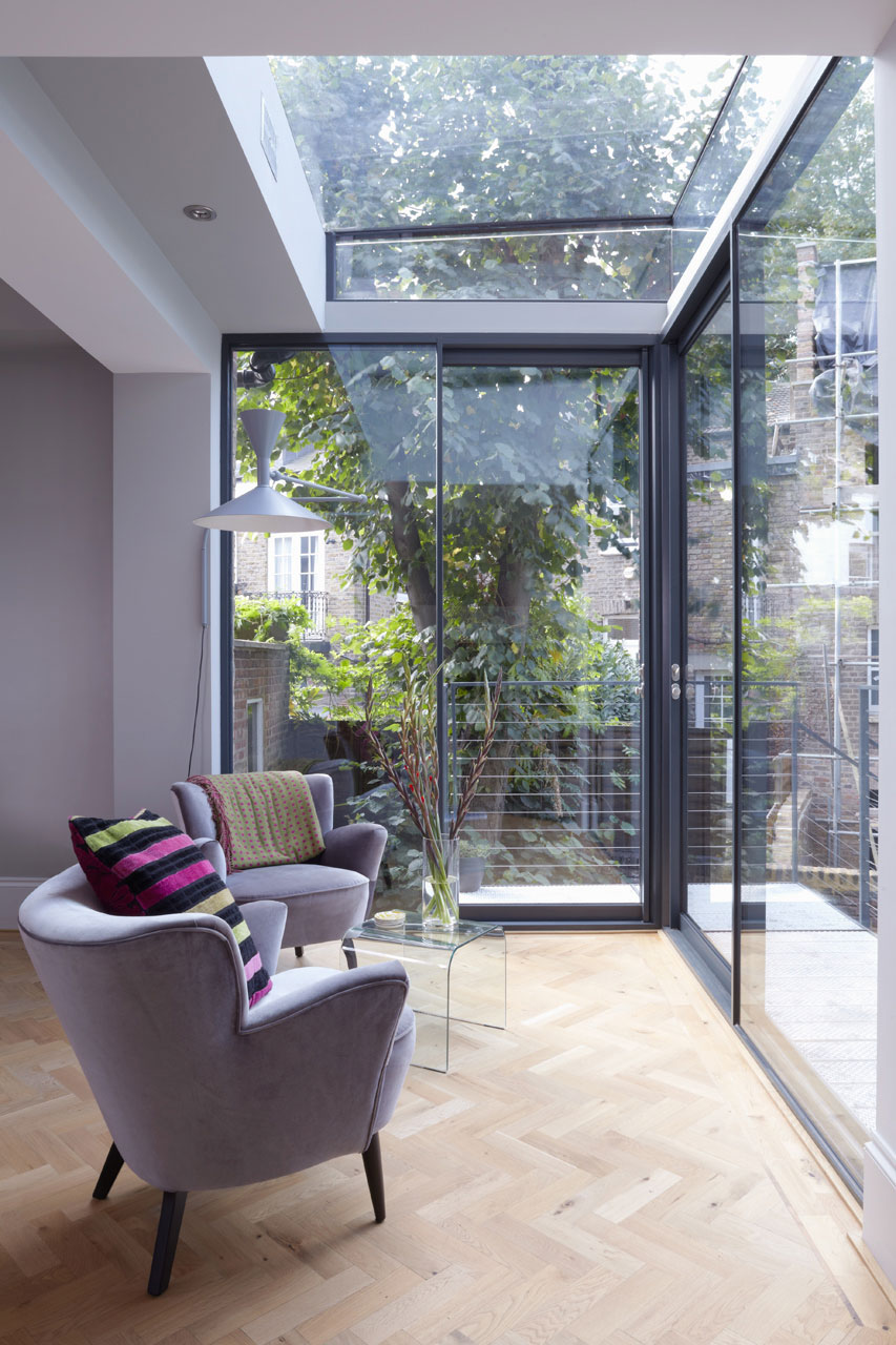 An Elegant and Dramatic House with Colorful Interiors in Fulham by Giles Pike Architects (10)