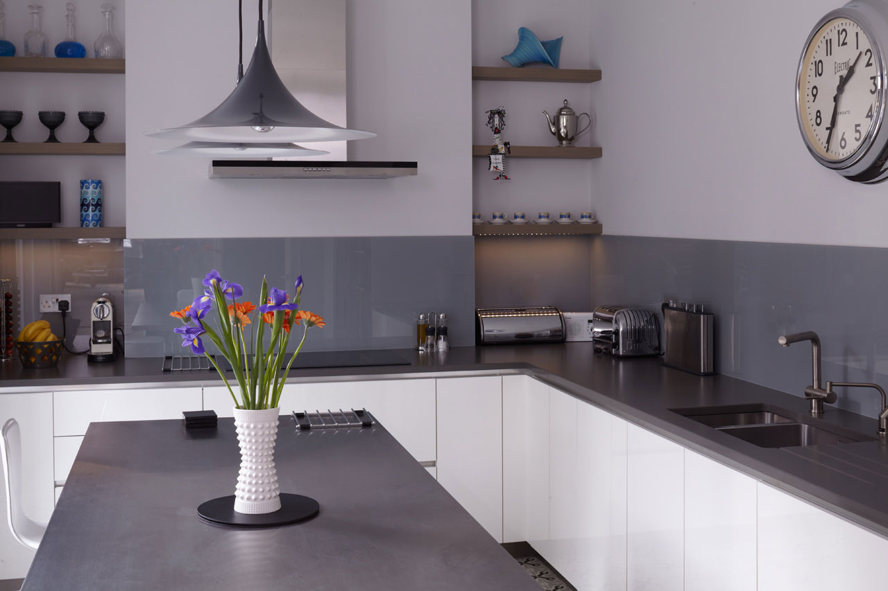 An Elegant and Dramatic House with Colorful Interiors in Fulham by Giles Pike Architects (12)