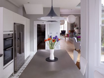 An Elegant and Dramatic House with Colorful Interiors in Fulham by Giles Pike Architects (13)