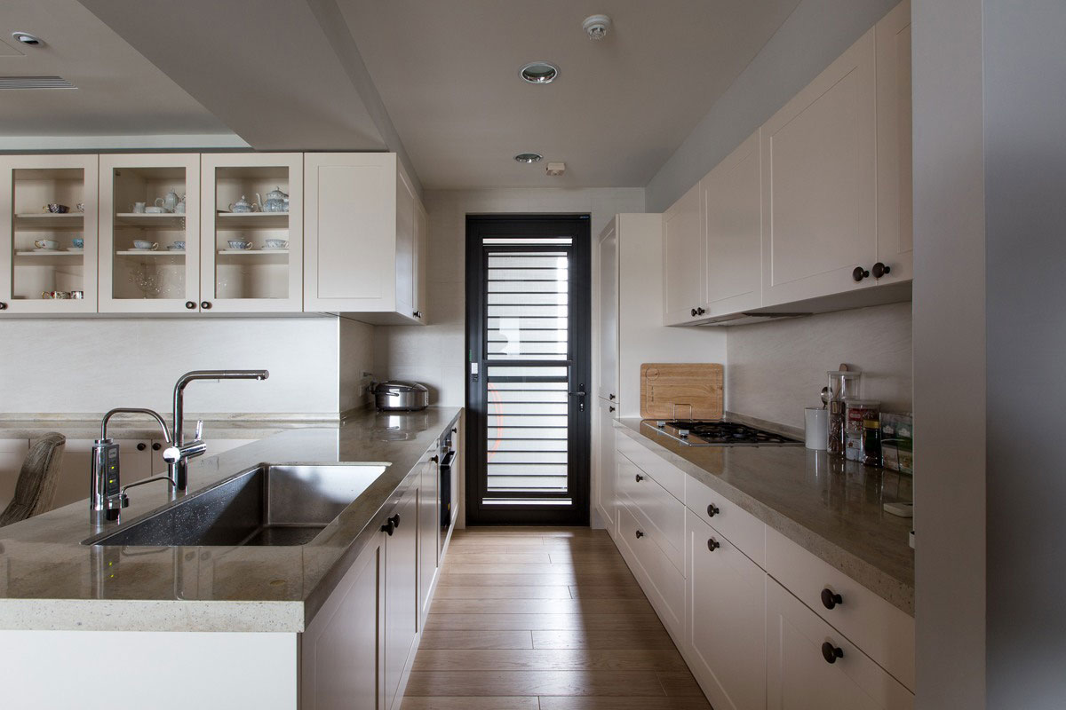 An Elegant and Spacious Modern Apartment with Warm Interiors in Taiwan by PMK+designers (10)