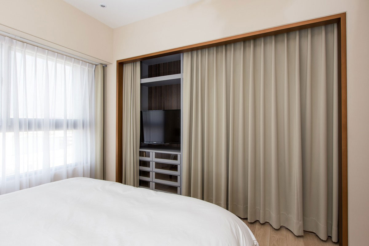 An Elegant and Spacious Modern Apartment with Warm Interiors in Taiwan by PMK+designers (12)